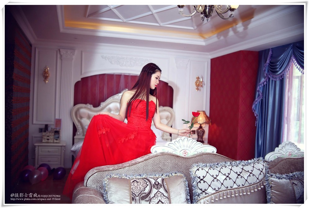 绝美的红裙女 绝美的红裙女